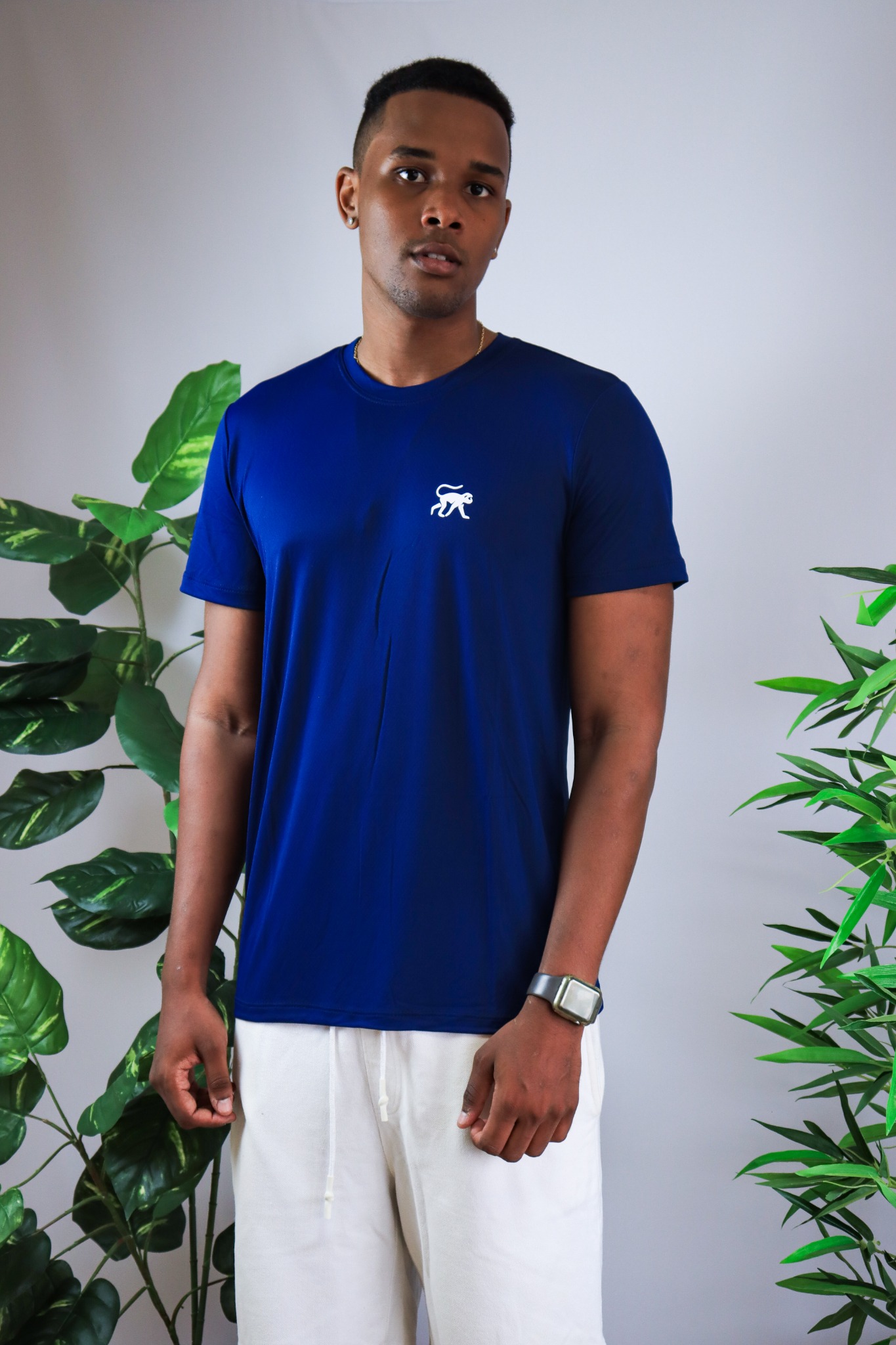 Camiseta dry fit azul royal Raízes com macaquinho branco
