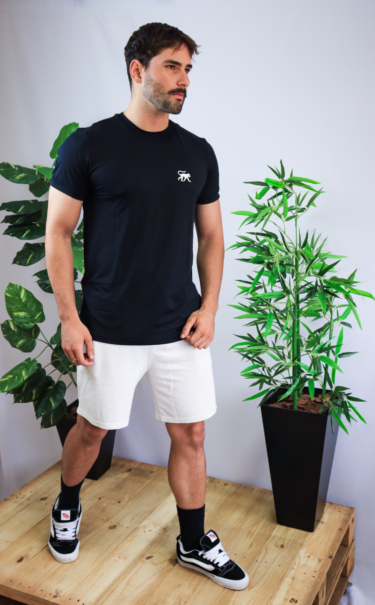 Camiseta dry fit preta Raízes com macaquinho branco