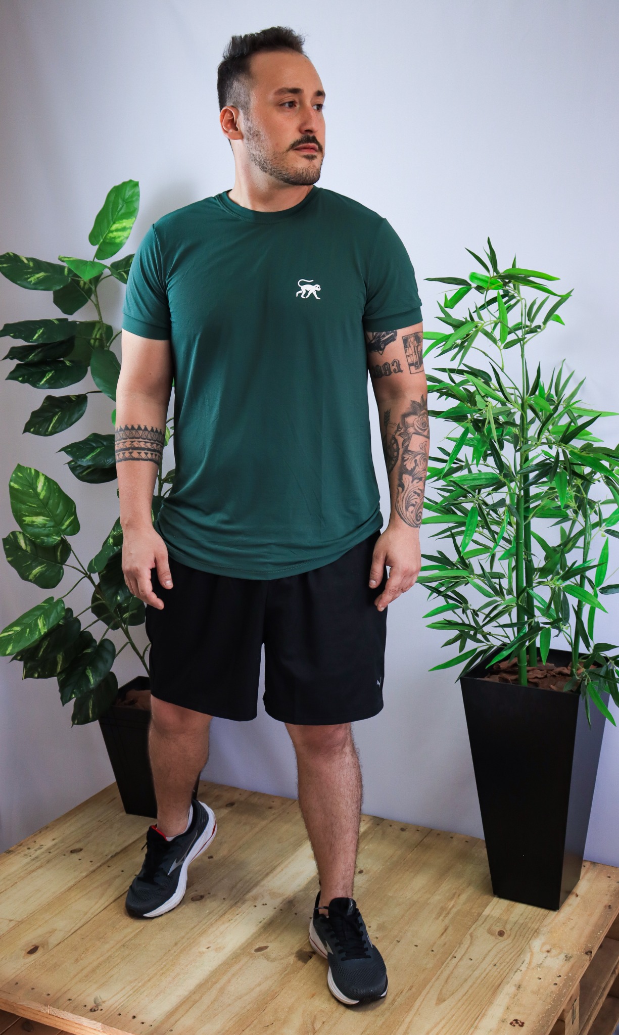 Camiseta dry fit verde-escura Raízes com macaquinho branco