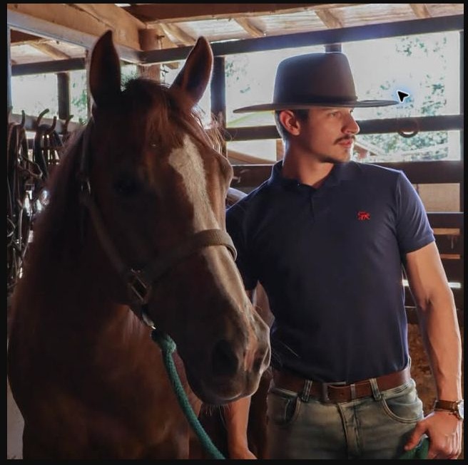Polo azul-marinho Raízes em piquet com macaquinho vermelho